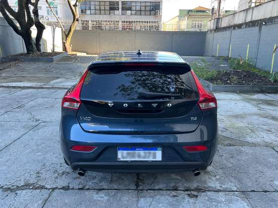 VOLVO-V40-2018