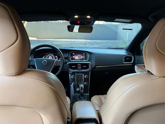 VOLVO-V40-2018