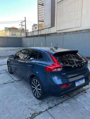 VOLVO-V40-2018
