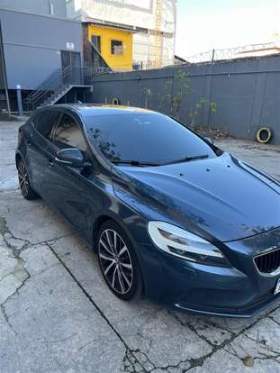 VOLVO-V40-2018