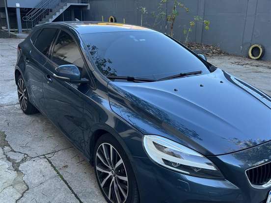 VOLVO-V40-2.0 T4 MOMENTUM GASOLINA 4P AUTOMÁTICO VOLVO-V40-2018