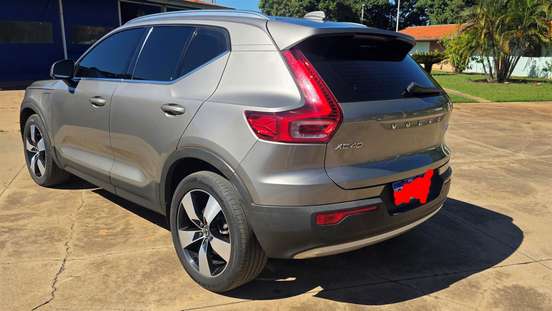 VOLVO-XC40-2021