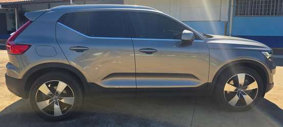 VOLVO-XC40-2021