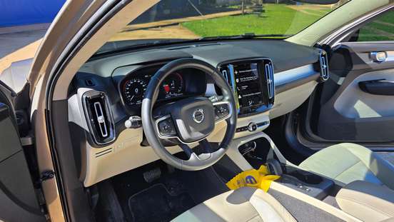 VOLVO-XC40-2021