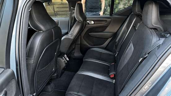 VOLVO-XC40-2018