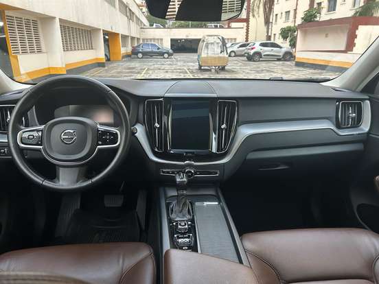 VOLVO-XC60-2018
