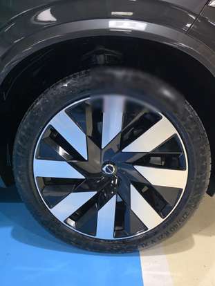 VOLVO-XC90-2023