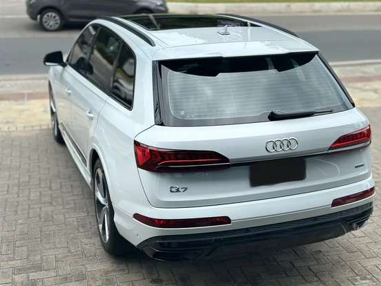 AUDI-Q7-2023