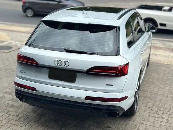 AUDI-Q7-2023