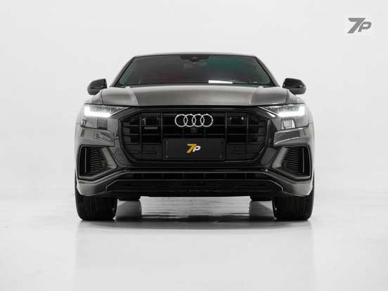 AUDI-Q8-2021