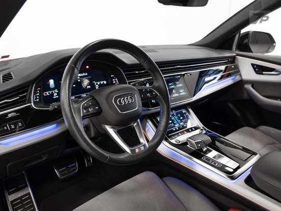 AUDI-Q8-2021