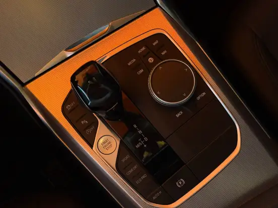 BMW-320i-2021