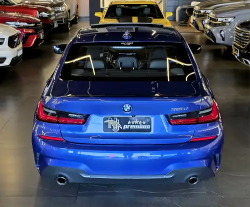 BMW-320i-2022