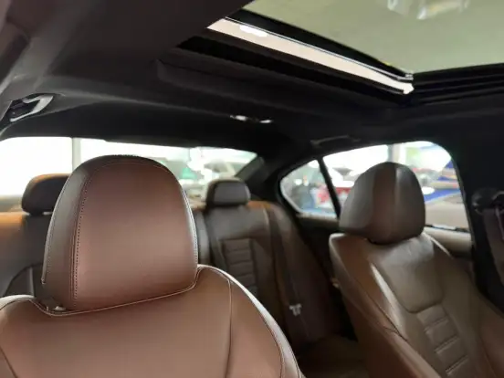 BMW-320i-2022
