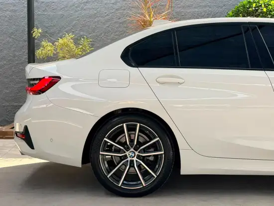 BMW-320i-2021