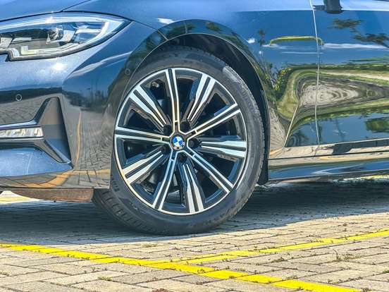 BMW-320i-2021