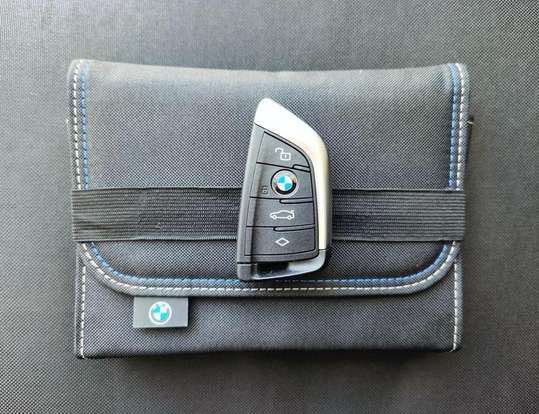 BMW-320i-2023