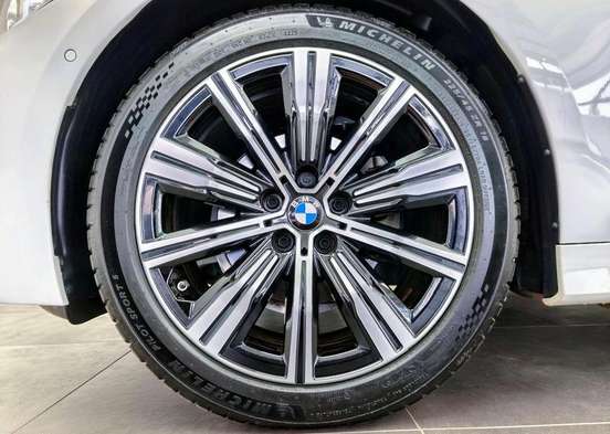 BMW-320i-2023
