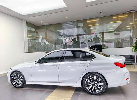 BMW-320i-2023