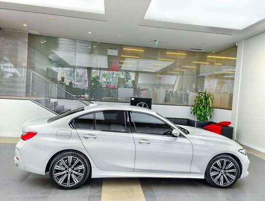 BMW-320i-2023
