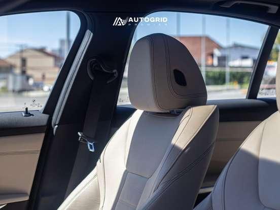 BMW-320i-2023