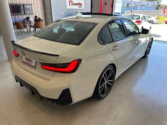 BMW-320i-2023