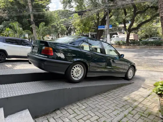 BMW-325i-1993