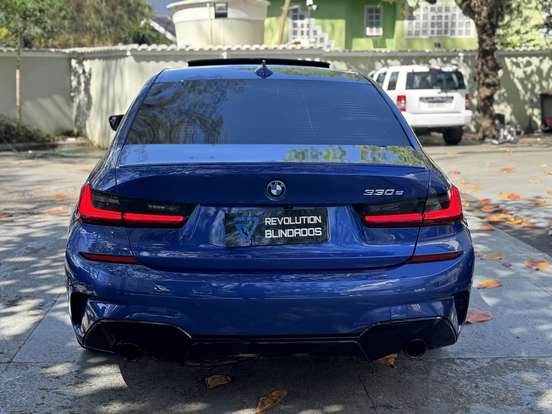 BMW-330e-2022