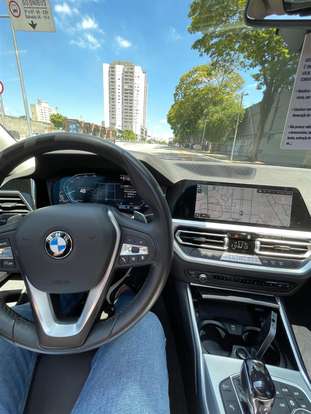 BMW-320i-2021