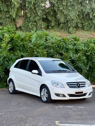 MERCEDES-BENZ B 180 1.7 8V GASOLINA 4P AUTOMÁTICO