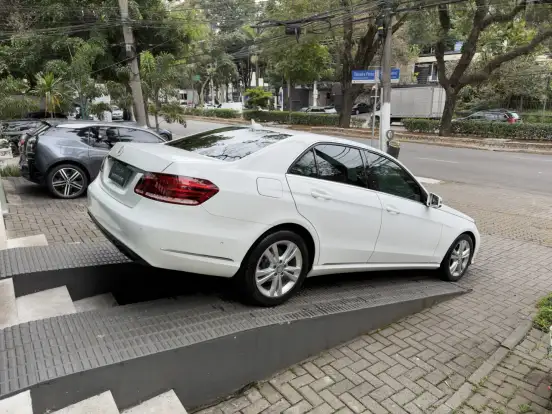 MERCEDES-BENZ-E 250-2.0 AVANTGARDE 16V TURBO GASOLINA 4P AUTOMÁTICO MERCEDES-BENZ-E 250-2015