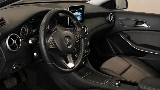 MERCEDES-BENZ-GLA 200-2017