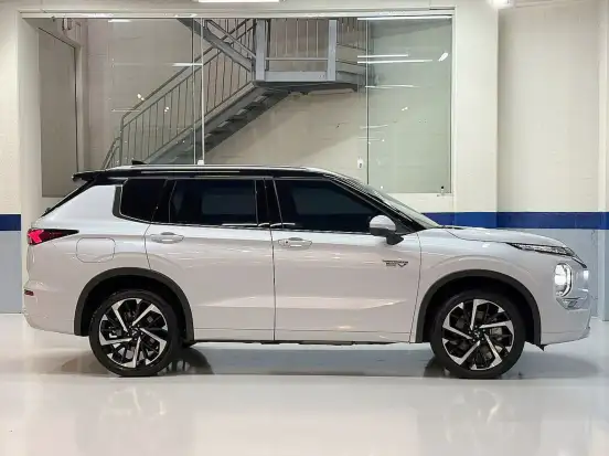 MITSUBISHI-OUTLANDER-2.4 PHEV SIGNATURE S-AWC DHT MITSUBISHI-OUTLANDER-2025
