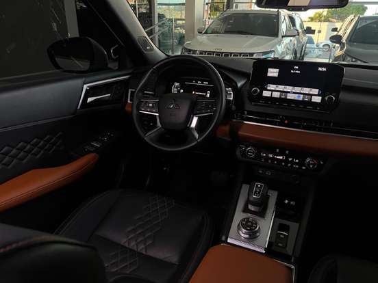 MITSUBISHI-OUTLANDER-2025