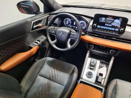MITSUBISHI-OUTLANDER-2025