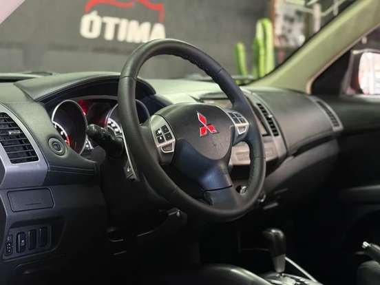 MITSUBISHI-OUTLANDER-2013