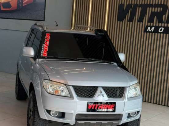MITSUBISHI-PAJERO TR4-2.0 4X4 16V 140CV FLEX 4P AUTOMÁTICO MITSUBISHI-PAJERO TR4-2011