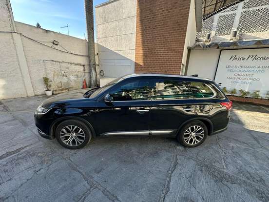 MITSUBISHI-OUTLANDER-3.0 GT 4X4 V6 24V GASOLINA 4P AUTOMÁTICO MITSUBISHI-OUTLANDER-2017
