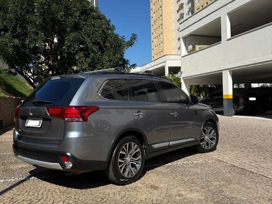 MITSUBISHI-OUTLANDER-3.0 GT 4X4 V6 24V GASOLINA 4P AUTOMÁTICO MITSUBISHI-OUTLANDER-2015