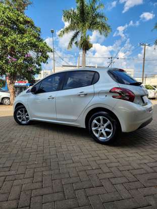 PEUGEOT-208-2015