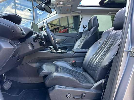 PEUGEOT-5008-2018