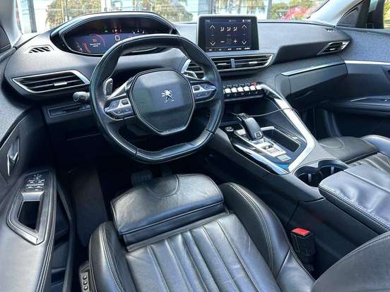 PEUGEOT-5008-2018