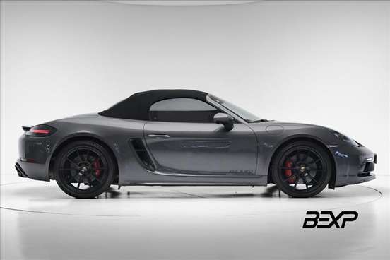 PORSCHE-718-2024