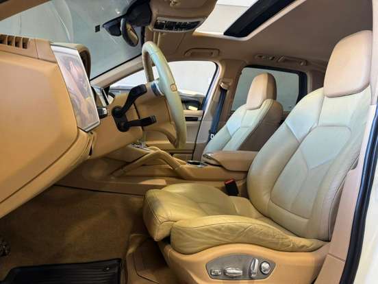 PORSCHE-CAYENNE-2011