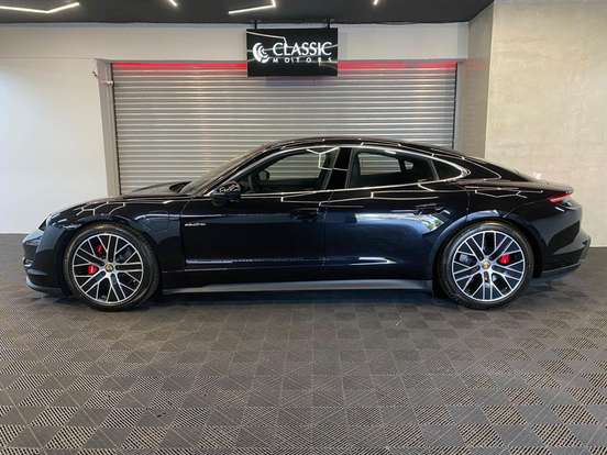 PORSCHE-TAYCAN-2023