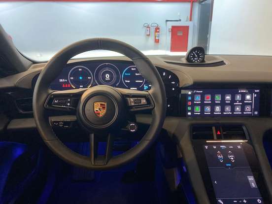PORSCHE-TAYCAN-2023