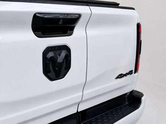 RAM-1500-5.7 V8 GASOLINA LIMITED NIGHT EDITION CD 4X4 AUTOMÁTICO RAM-1500-2023