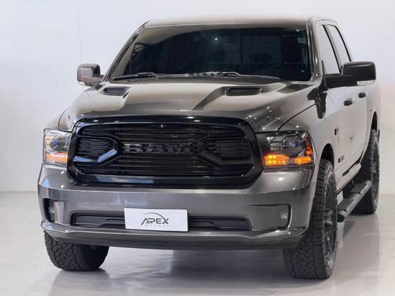 RAM CLASSIC 5.7 V8 GASOLINA LARAMIE NIGHT EDITION CD 4X4 AUTOMÁTICO