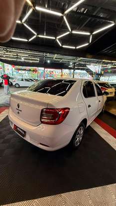 RENAULT-LOGAN-2022