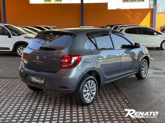 RENAULT-SANDERO-2017
